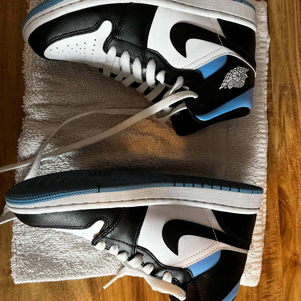 Air Jordan 1 University Blue